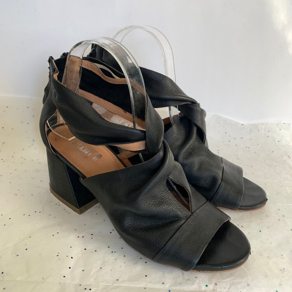 Silent D Women Jarod Back Leather Keyhole Ankle Strap Block Heel Zip Sandal - 39